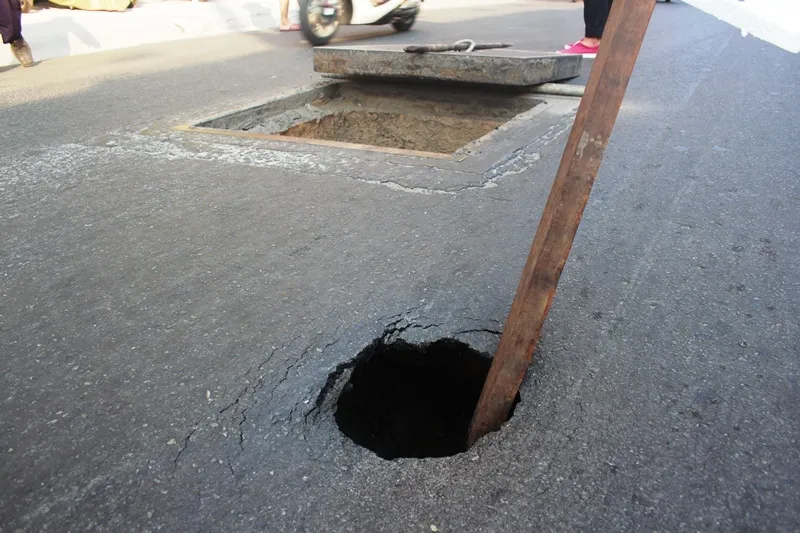 Hố sâu xuất hiện giữa trung tâm Sài Gòn ảnh 1 Hố sâu xuất hiện giữa trung tâm Sài Gòn ảnh 1